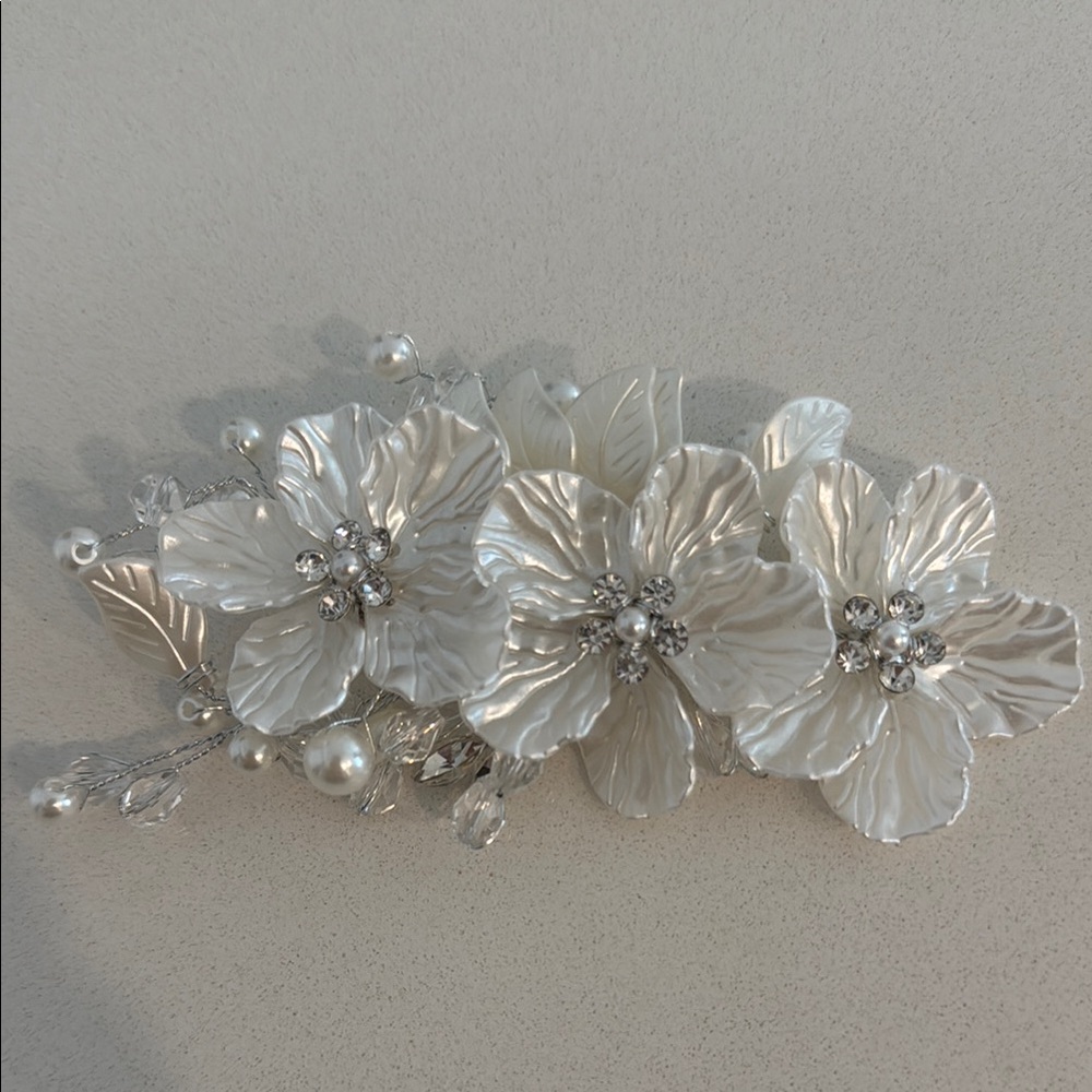Elegant White Floral Hair Accessory